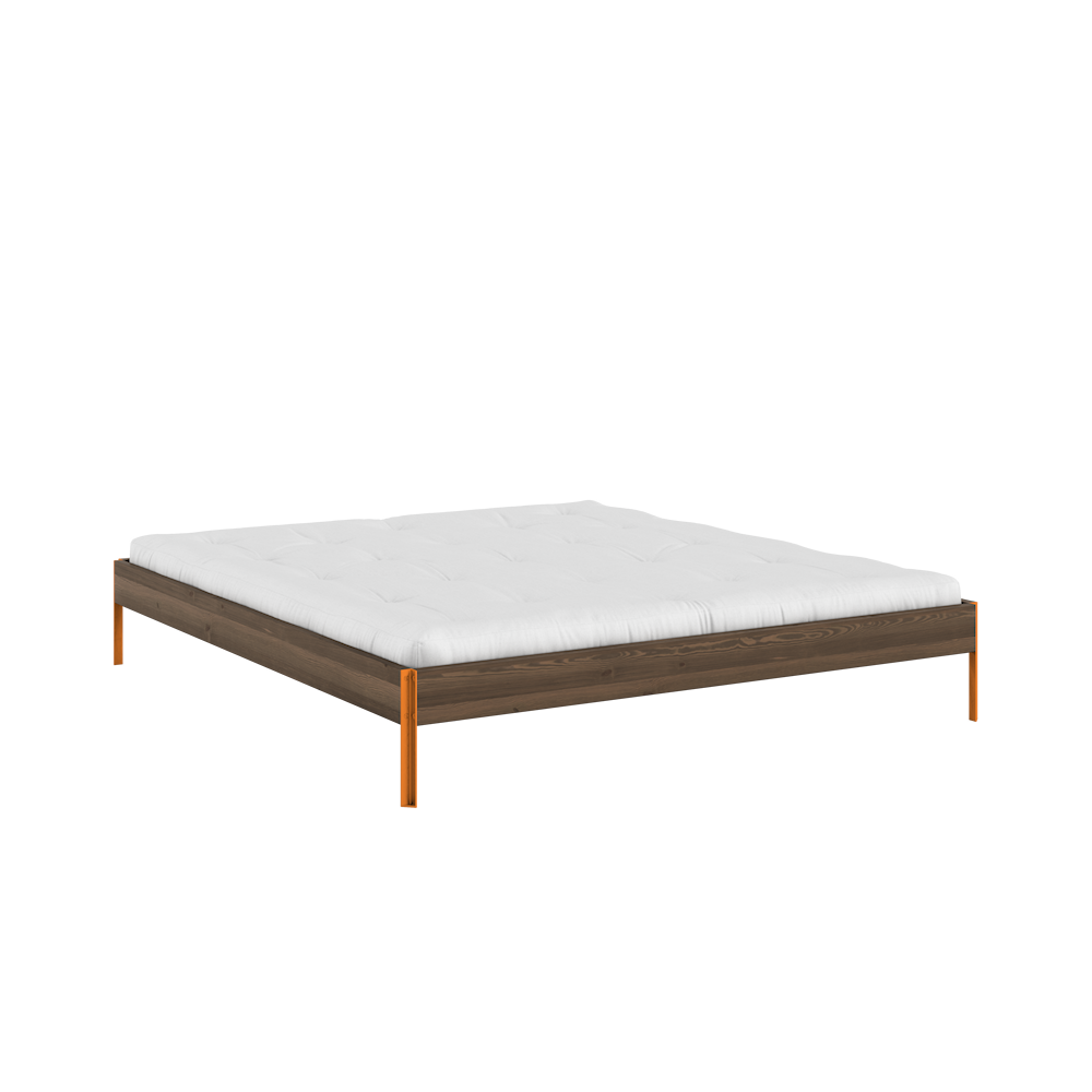 KARUP Dřevěná postel CORE 180x200 cm tmavě hnědá oranžové nohy